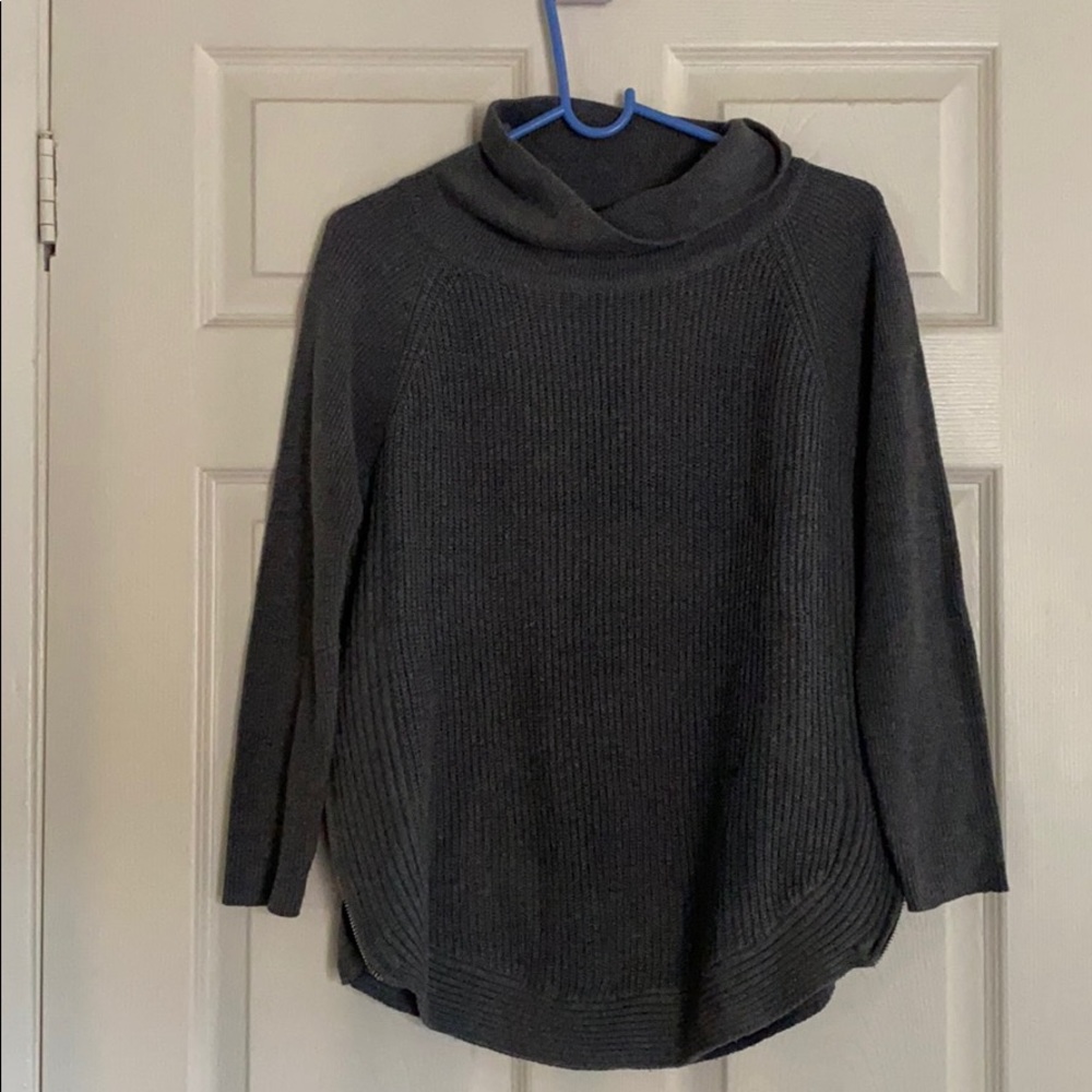 Loose turtle neck zippers on the side